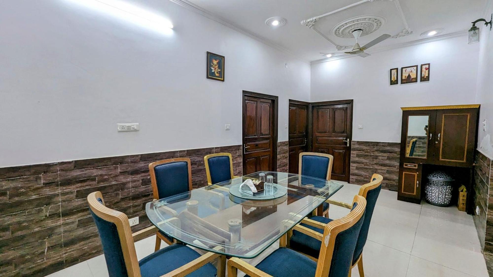 Hotel Lecston @Yashobhoomi Dwarka Sector - 25 Metro Station Delhi  Dış mekan fotoğraf